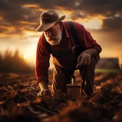 Foto op Plexiglas Fotografia de granjero de avanzada edad, con barba y sombrero, cultivando la tierra al atardecer © Iridium Creatives