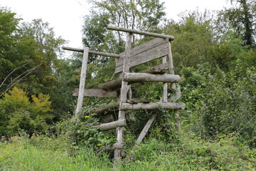 a high seat at the edge of the forest