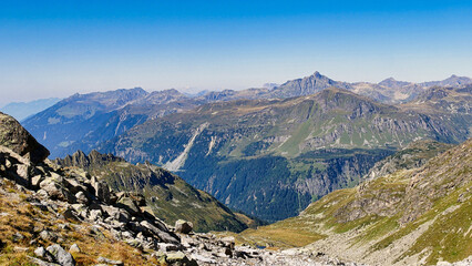 Fototapeta na wymiar Blick von der Bielerspitze auf die Montafoner Bergwelt