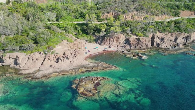 Vue de drone d'une crique &agrave; Saint-Rapha&euml;l