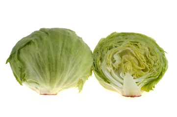 Fototapeta premium Salade iceberg coupée en deux en gros plan sur fond blanc.