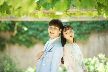 Obraz premium A loving couple is taking wedding photos outdoors for their wedding.
