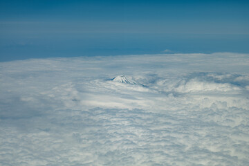 雲の海のから頭を出す富士山