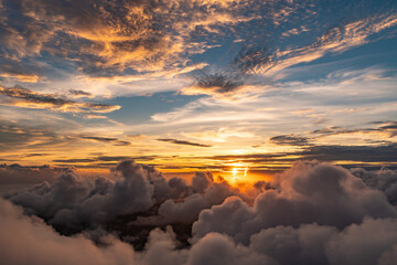 石垣島上空から撮った夕暮れの空と雲と夕日