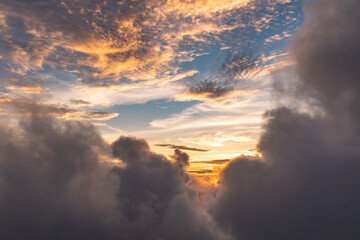 石垣島上空で撮影した夕暮れの空と雲