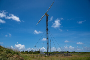 夏空と沖縄県多良間島の風力発電タービン