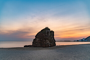 稲佐の浜の弁天島と夕景