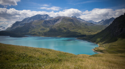 vue sur le lac du Mont-Cenis situé dans le massif du Mont-Cenis à 1 974 m d'altitude sur la commune de Val-Cenis dans les Alpes près de l'Italie