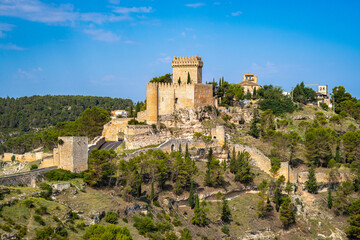 Fototapeta na wymiar Castillo de Alarcón en la cima del cerro, Cuenca, Castilla la Mancha, España