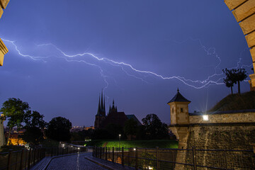 IM BILD: Blitze zucken am Himmel über dem Dom und St. Severi, als in der Nacht zum Mittwoch ein...