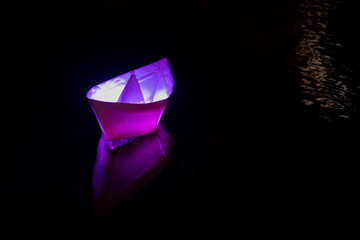 Fototapeta premium Pink papership glowing on the lake