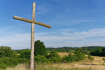 Krzyż na wzgórzu w słoneczny dzień. © Don Pablo