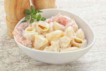 Pasta with salmon and cream cheese