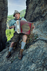 Alpenmusikant mit der Ziehharmonika