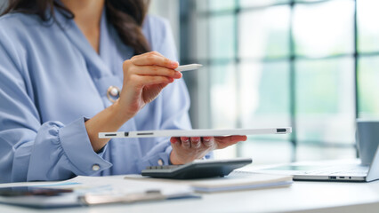 Asian business woman working with trade and finance partnership, investment bankers and institutional investors working closely on trade and finance deals. managing institutional assets effectively.