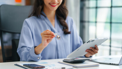 Asian business woman working with trade and finance partnership, investment bankers and institutional investors working closely on trade and finance deals. managing institutional assets effectively.