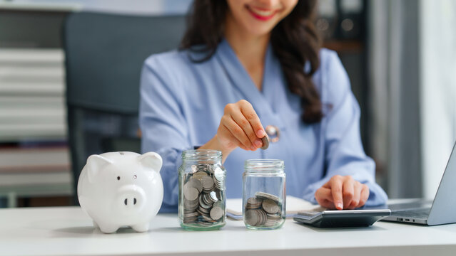 Asian business woman working with trade and finance partnership, investment bankers and institutional investors working closely on trade and finance deals. managing institutional assets effectively.