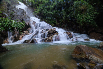 Obraz premium Krating waterfall in the rainy season and refreshing greenery forest in the national park of Khao Khitchakut Chanthaburi province Thailand, wide angle shot, water drop in front
