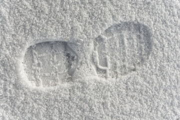 Odcisk buta w śniegu.