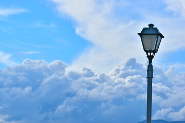 青空と街灯　広島
