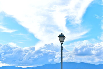 青空と街灯　広島