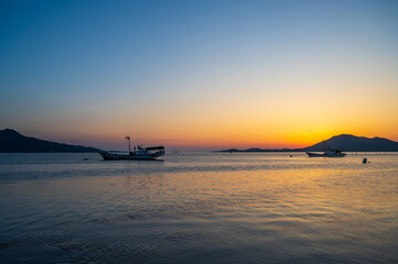 인천 강화도 창후리 선착장 어선들의 풍경. 한국의 바다 풍경. 한국의 서해. 아름다운 바다 일몰.