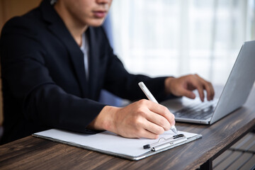 Fototapeta premium 事務仕事をするビジネスマン businessman doing office work