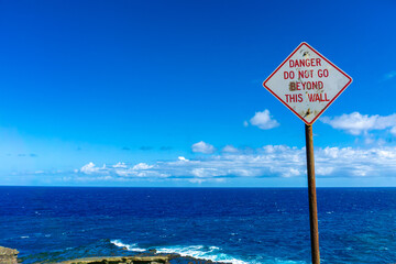Danger warning sign keep visitors at bay at Lanai Lookout in Oahu, Hawaii - obrazy, fototapety, plakaty