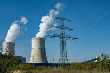 Wasserdampf steigt aus den Schornsteinen eines Kraftwerkes