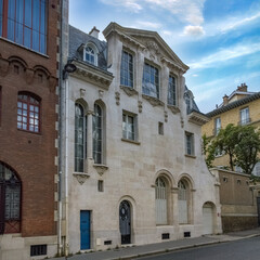 Fototapeta na wymiar Paris, typical building Art deco rue Cassini in the 14th arrondissement, beautiful facade 