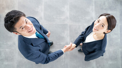 握手をする男女