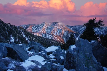 Gordijnen Vibrant Sunset Skies over San Gabriel Mountains via Mt San Antonio summit, A.K.A. Mount Baldy or Old Baldy. Los Angeles and San Bernardino Counties, California, USA. © Yuval Helfman