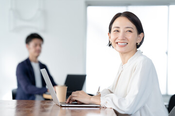フリースペースでパソコンに向かう女性