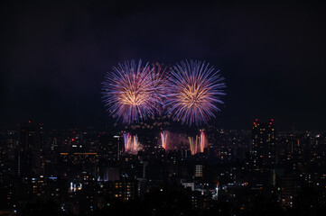 旭山記念公園から望む打ち上げ花火と札幌の夜景