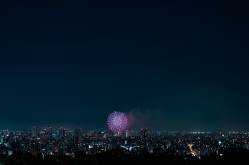 旭山記念公園から望む打ち上げ花火と札幌の夜景