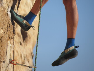 escalada con pies de gato apoyo seguridad roca