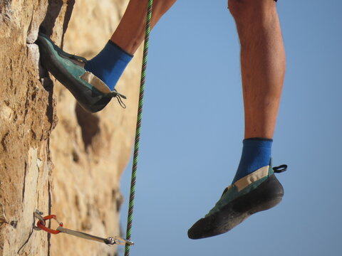 escalada con pies de gato apoyo seguridad roca