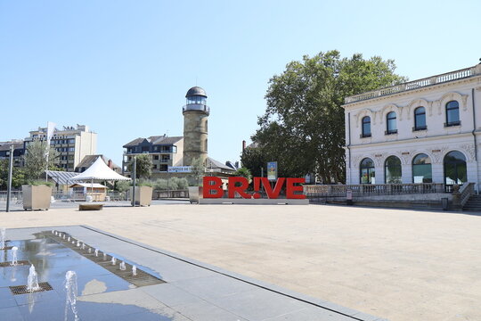 Le logo de Brive devant le th&eacute;&acirc;tre, ville de Brive La Gaillarde, d&eacute;partement de la Corr&egrave;ze, France