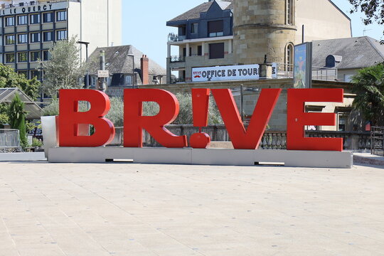Le logo de Brive devant le th&eacute;&acirc;tre, ville de Brive La Gaillarde, d&eacute;partement de la Corr&egrave;ze, France