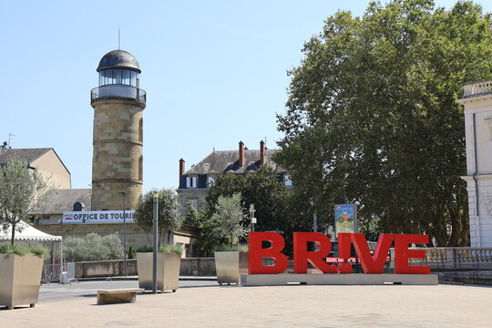 Le logo de Brive devant le th&eacute;&acirc;tre, ville de Brive La Gaillarde, d&eacute;partement de la Corr&egrave;ze, France