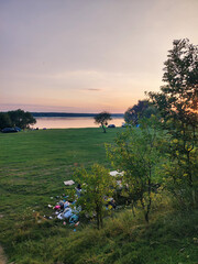 Obraz premium Mountain of garbage on the lawn in a tourist place by the lake
