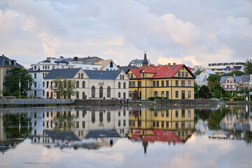 Obraz premium Town lake with colorful buildings on shore
