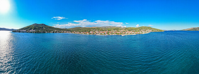 Poljica to mała miejscowość turystyczna w Chorwacji. Jest idealnym miejscem dla osób, poszukujących spokojnych wakacji na jednej z kamienistych i piaszczystych plaż. © Franciszek
