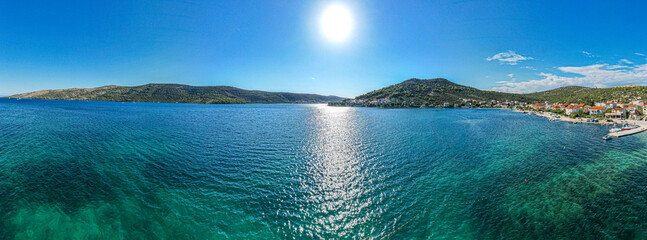Wybrzeże Morza Adriatyckiego w Chorwacji, okolice miejscowości Poljica i Marina. Panorama latem z lotu ptaka.