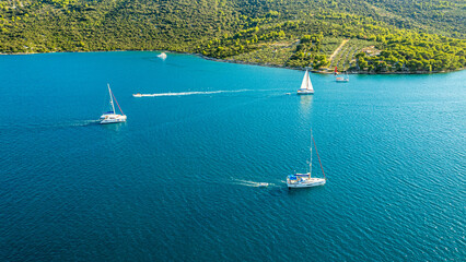 Chorwacja, zatoka Marina. Morze Adriatyckie, panorama latem z lotu ptaka z jachtami i łódkami.  - obrazy, fototapety, plakaty