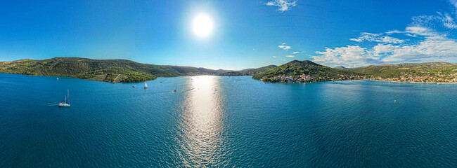 Wybrzeże Morza Adriatyckiego w Chorwacji, okolice miejscowości Poljica i Marina. Panorama latem z lotu ptaka. - obrazy, fototapety, plakaty