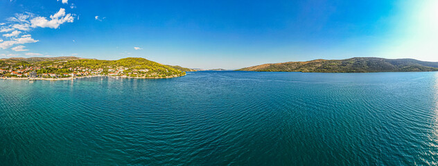 Chorwacja, zatoka Marina. Morze Adriatyckie, panorama latem z lotu ptaka z jachtami i łódkami. 