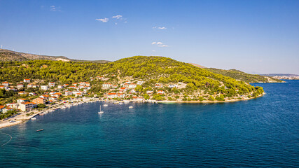 Wybrzeże Morza Adriatyckiego w Chorwacji, okolice miejscowości Poljica i Marina. Panorama latem z lotu ptaka. © Franciszek