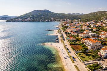 Wybrzeże Morza Adriatyckiego w Chorwacji, okolice miejscowości Poljica i Marina. Panorama latem z...
