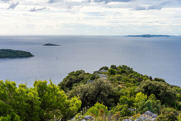 Fototapeta na wymiar Wybrzeże Adriatyku z licznymi wyspami, zatokami i półwyspami w Chorwacji, okolice Primosten.